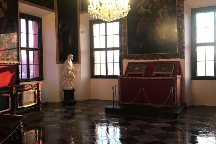 Čištění a voskování dlažby Čištění a leštění dlažby