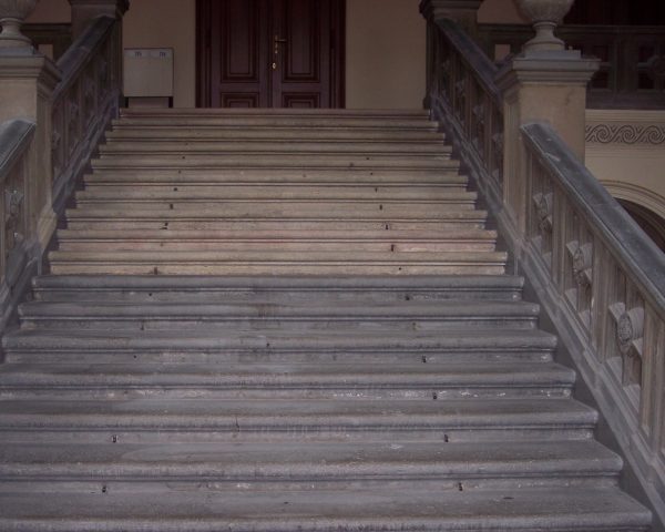 Průběh čištění pískovcových schodů. Akademie věd. Národní třída 3 Praha 1jpg Čištění schodů